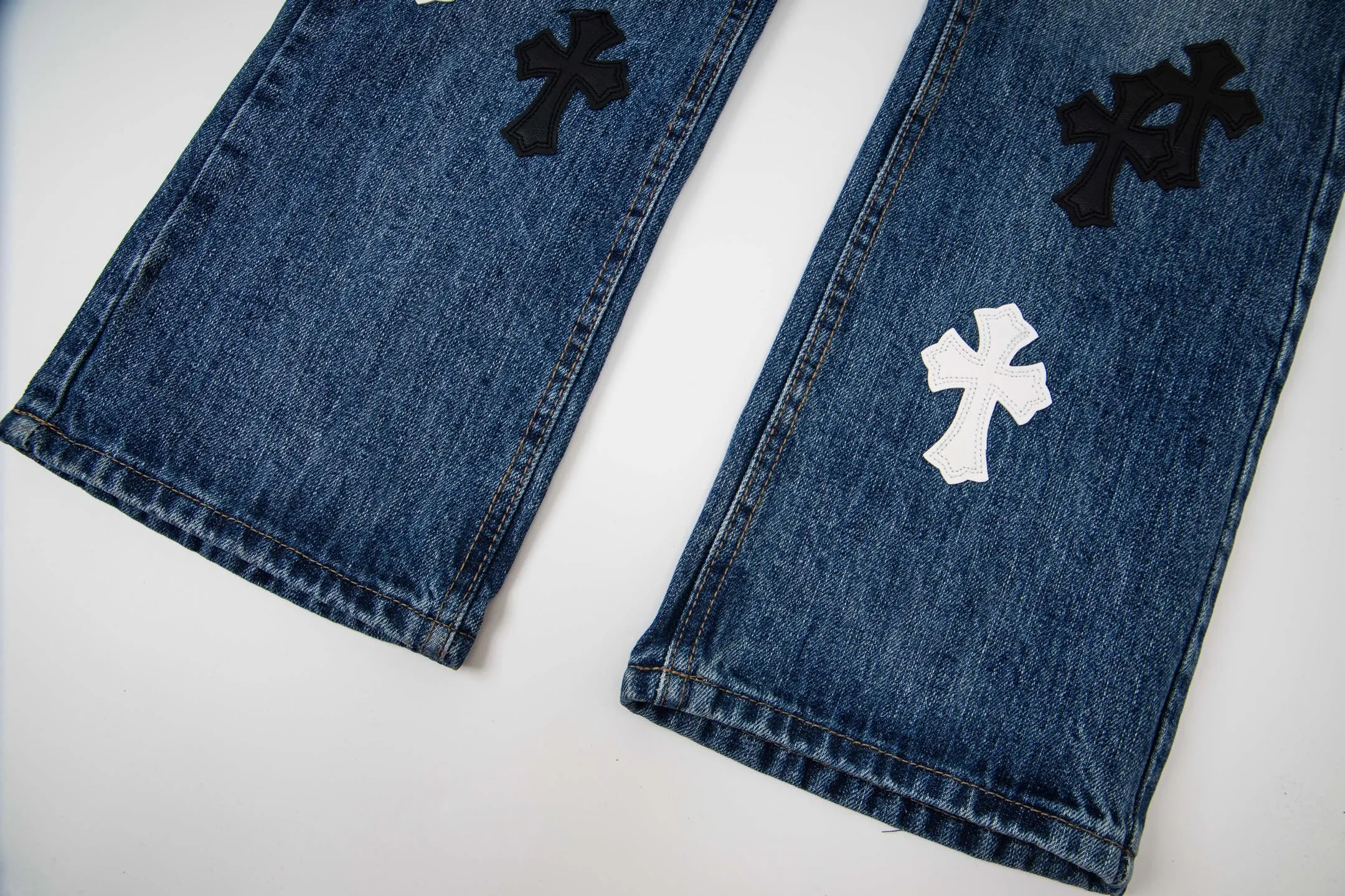 P270 💰 (Top version) Chrome Hearts blue pants, black and white multi-leather jeans, multi-leather standard workwear jeans, ch jeans, all need to be washed and then disassembled and hand-stitched with sheepskin cross leather and then spliced to complete. The whole process is too many to explain. About Chrome Hearts This is an extremely luxurious fashion brand that can also be called the aristocrat of the high street. It has always been an exclusive brand for some hipsters or the rich second generation. Compared with ordinary high streets, it is more luxurious and noble. Compared with luxury brands, it has a more fashionable personality. It has always been a brand that I have a special liking for. Color: blue Size: 28-30-32-34-36 (corresponding to S-M-L-XL-XXL)